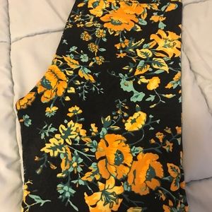 Lularoe TC legging. Black background.